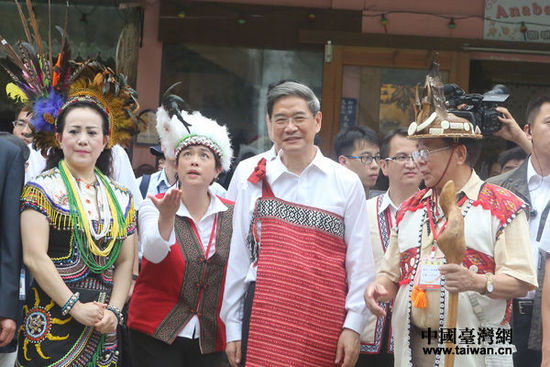 張志軍今年6月訪台期間，身著民族服裝，化身烏來旅遊推銷員