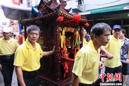 街頭偶遇進香者 徐德金 攝