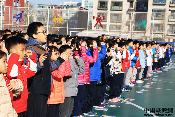 兩岸同胞攜手辦公益 環保漫畫書走進奮鬥小學