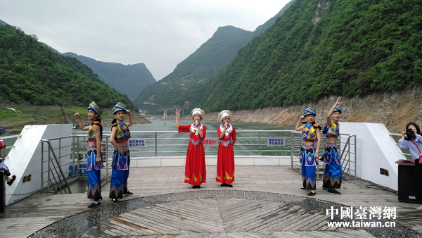 全國網媒大咖暢遊清江蝴蝶崖 觀山光水色賞幺妹阿哥