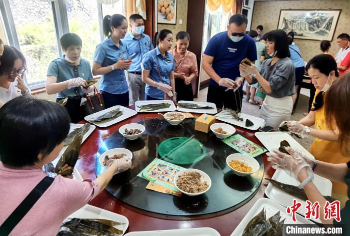 臺胞歡聚一堂包粽子話端午。　漳浦縣臺港澳辦供圖