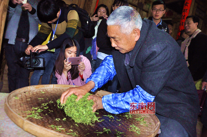 全國網路媒體走進蕉城“天山茶舍” 體驗傳統制茶工藝