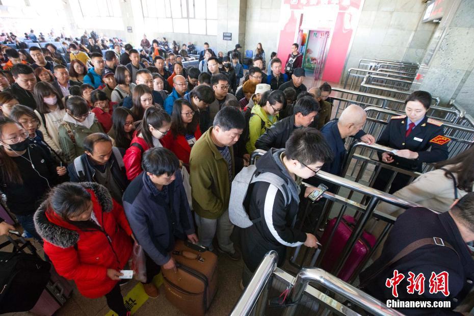 清明將至 山西太原火車站迎返鄉祭祖高峰