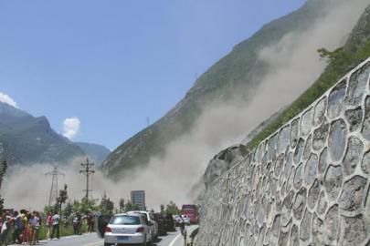 塌方發生時，激起的塵土瀰漫山谷。張嶸攝