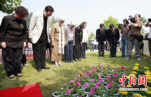 臺灣作家柏楊遺骨在河南新鄭安葬(組圖)