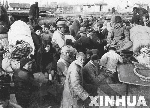 這是荻島靜夫拍攝的難民照片。侵華日軍士兵荻島靜夫自1937年8月到1940年3月所做的近20萬字的親筆日記和日記附帶的208張照片，記錄了他魔鬼般的“戰地經歷”。這套日記被翻譯、整理成《荻島靜夫日記──一個侵華日軍的戰地實錄》一書，由人民文學出版社于8月12日出版發行。目前，《荻島靜夫日記》的原件及影集被四川省民間收藏家樊建川收藏。它再一次提供了半個多世紀前侵華日軍暴行的鐵證。新華社發