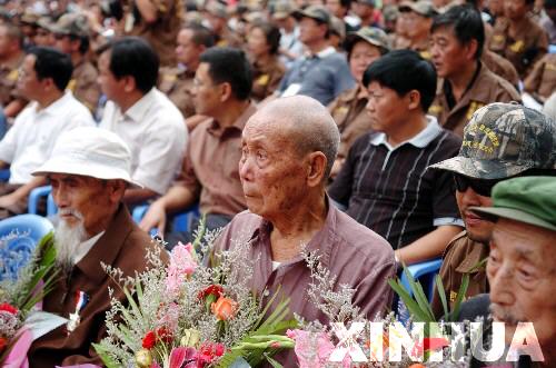 8月30日，在雲南省德宏傣族景頗族自治州中緬邊境畹町口岸，幾名參加過抗戰的老兵與雲南“自駕車重走滇緬路”活動的志願者們共同參加紀念抗戰勝利60週年活動。畹町是滇緬公路中國境內路段的終點。１９３９年１月，經２０萬民工奮力修築一年、以犧牲３０００個同胞生命為代價開闢出的滇緬公路正式通車，成為戰時中國大後方唯一的國際通道。當時國內駕駛人員短缺，在南洋僑界號召下，此後半年多裏，共有３１９３名華僑機工回國服務。他們中，有三分之一永遠長眠在了滇緬公路這條抗日運輸線上。新華社記者曾毅攝