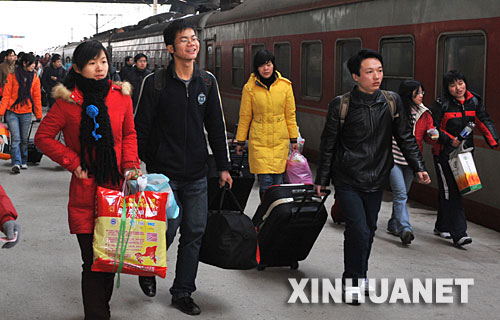 1月31日，旅客在武昌火車站進站上車。當天，經過鐵路職工和社會各界的努力，滯留武昌火車站的旅客全部安全疏散完畢，從該站始發的旅客列車也在逐步恢復正常運作。 新華社記者 杜華舉 攝