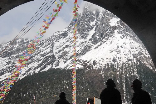 正在建設中的墨脫公路的先期工程——嘎隆拉雪山隧道（4月20日攝）。 4月20日，墨脫公路新改建工程正式開工建設。西藏林芝地區墨脫縣是全國唯一一個至今未通公路的縣，隨著這一工程的建設，墨脫有望在3年內告別“高原孤島”的原始交通狀態。 新華社記者 涂洪長 攝