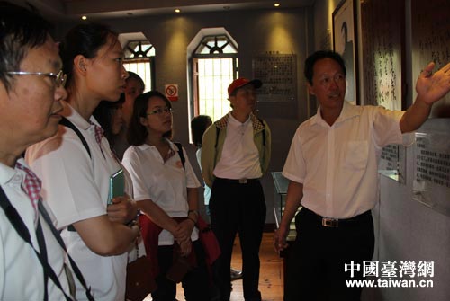 兩岸代表走進艾思奇紀念館