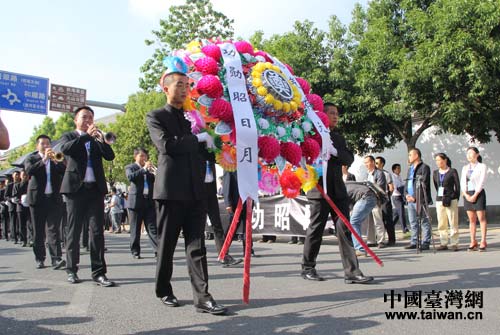 上午九時許,靈車緩緩駛向騰衝國殤墓園,各界群眾肅立路邊,默送英靈。 上午九時許,靈車緩緩駛向騰衝國殤墓園,各界群眾肅立路邊,默送英靈。