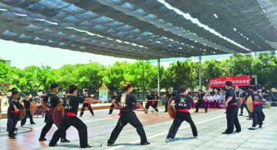 6月27日，在雲林縣四湖鄉武術文化園，20位青年村民為安徽來的客人表演了傳自戚家軍的“宋江陣”。