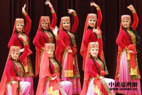 新疆師範大學木卡姆藝術團表演塔吉克民間舞蹈。