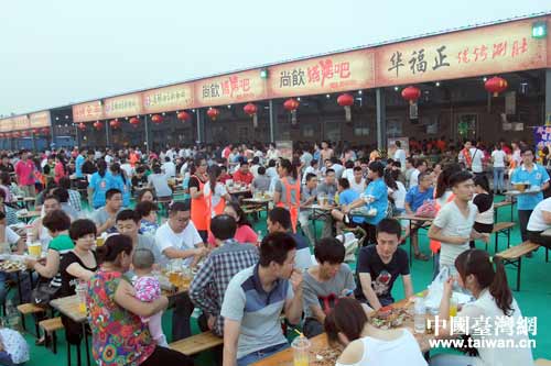 眾多市民參加活動品嘗臺灣美食和綠蘭莎優質啤酒