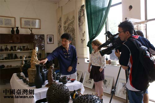 臺灣記者採訪黑陶工藝美術師