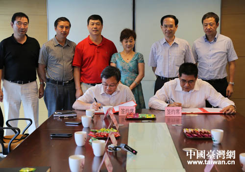 劉玉海副市長（左）與天福集團副總裁李勝治簽署備忘錄