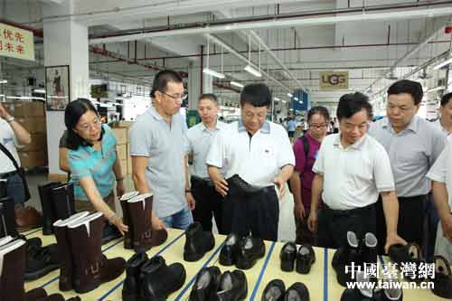 廣西臺辦主任劉侃（左四）查看育祥鞋廠産品
