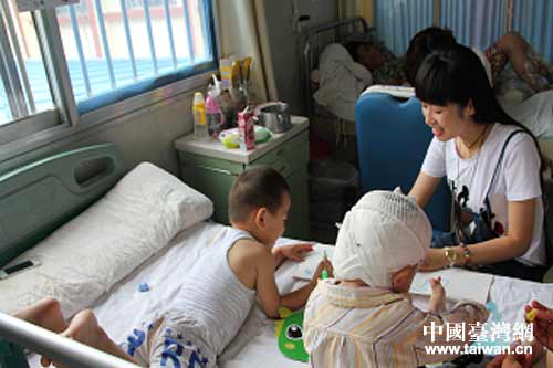 臺灣關懷燙傷兒童志工隊走進病房與孩子們互動