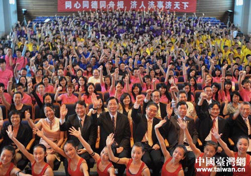 參加2014年聯合大學（上海、暑期）的嘉賓、師生們合影留念