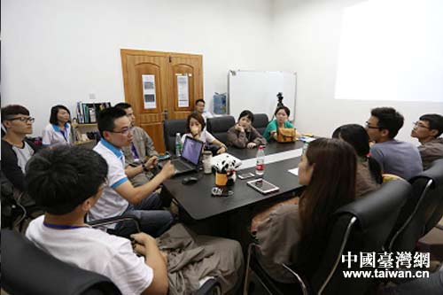 動物管理部副部長羅波給學生們作大熊貓科學講座。