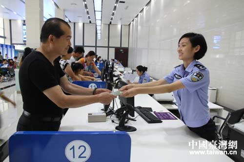 淄博市公安局出入境管理分局工作人員務實高效的工作方式和熱情真誠的工作態度得到臺商的一致讚許。