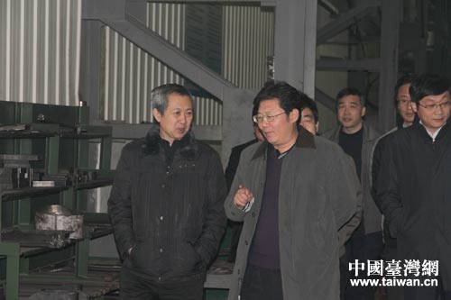 省臺辦副主任曹曉武（左一）深入臺資企業走訪