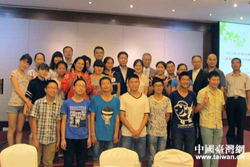 臺灣民意代表高金素梅女士與助養的北川羌族學生在上海相聚。