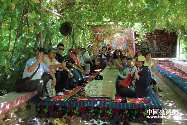 臺灣高雄基層農會採訪團一行走進維吾爾族農戶家裏體驗民族風情