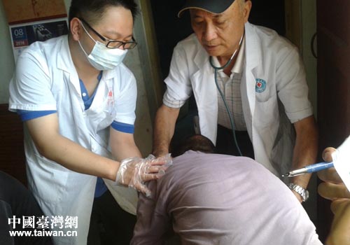 臺灣陽明醫學院神經內科教授賈力耕博士（右）正在為村民進行診治
