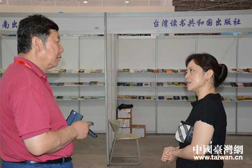 市臺辦主任胡琳與聯繫臺灣參展商的中國圖書進出口公司負責人親切交談