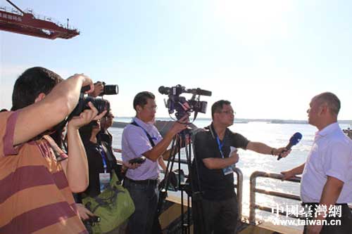 臨港新區工作人員接受兩岸媒體採訪