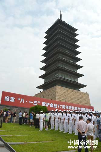 上海軍民隆重紀念“8�13”淞滬抗戰77週年