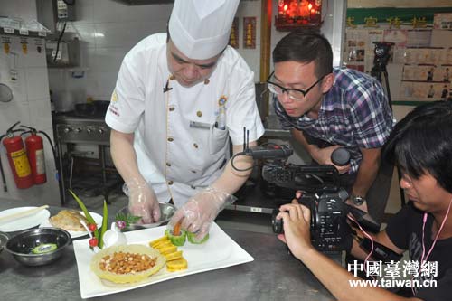臺灣記者採訪拍攝廣西欽州美食製作