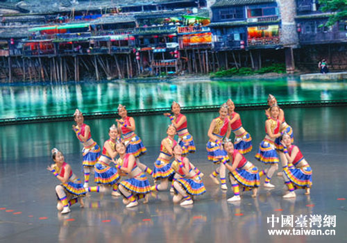 上海市西初中表演舞蹈《彩雲間》。
