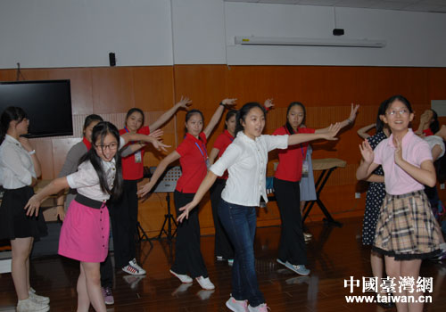 家齊女中同學學跳彝族舞