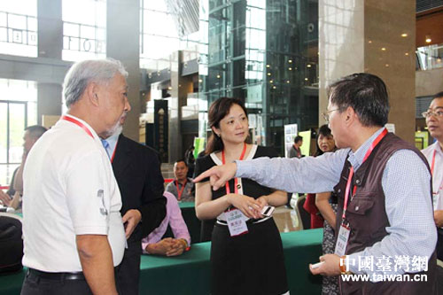 貴陽市臺辦主任胡琳（中）與參會的臺灣嘉賓親切交流