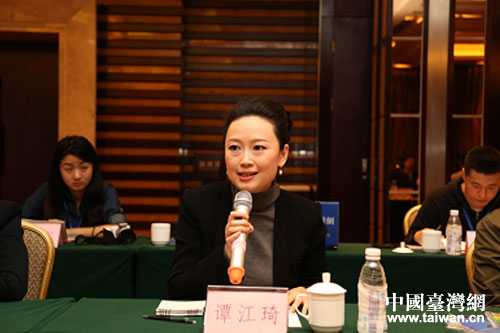 四川日報總編輯助理譚江琦在座談會上發言。
