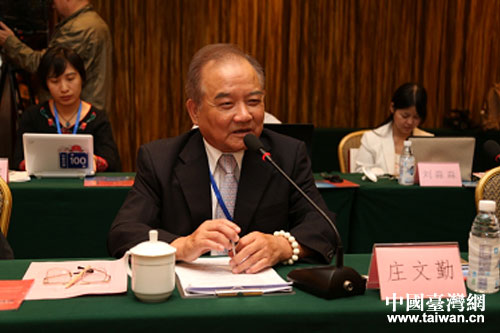 臺中廣播董事長莊文勤在座談會上發言。