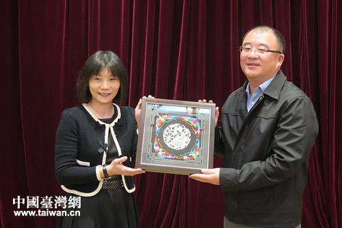 吉寧峰副市長（右）與蕭秀文理事長互贈紀念
