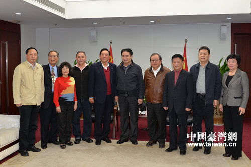 2014年12月25日，海南省委書記羅保銘（右五）會見前來出席兩岸詩會的海協會顧問陳雲林及詩人代表