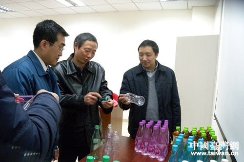 四川省臺辦主任周敏謙（右二）調研走訪台資企業統實企業公司，參觀企業生産的PET瓶。