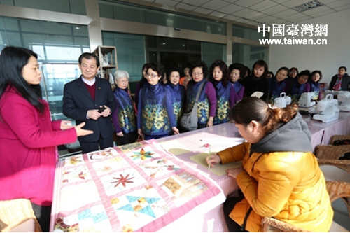 臺灣花蓮縣婦女會參訪團一行在成都婦女兒童中心參觀了解該中心開展婦女職業培訓情況