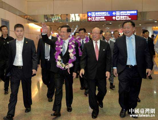 2014年7月21日，省委書記強衛率團抵達臺灣桃園機場