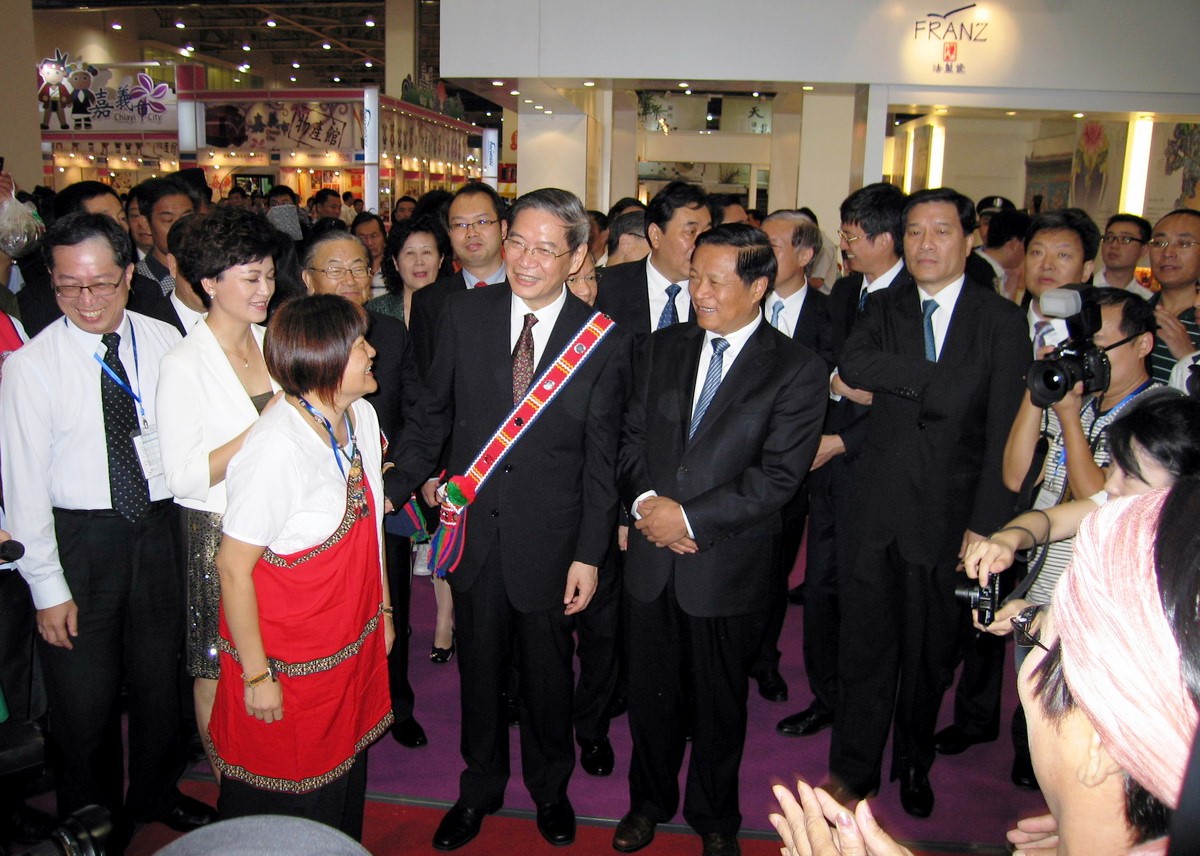 9月1日，中央臺辦張志軍主任在濰坊與參加第20屆魯臺會的臺灣展商親切交談