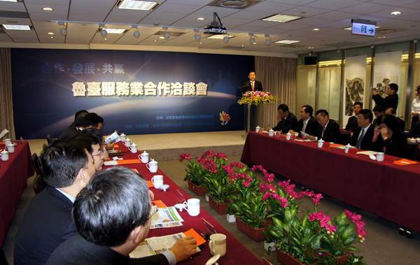 12月16日，夏耕副省長在臺北舉行的魯臺服務業合作洽談會上致辭