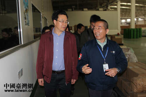 四川省臺辦副主任張軍（左）走訪調研隆昌旺旺食品有限公司