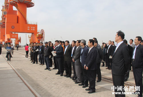 臺商們考察正在建設中的濱州港