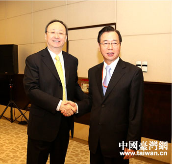 四川省委副書記尹力（左）會見臺灣金融服務業聯合總會理事長李述德