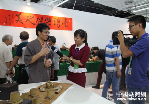 臺灣陶藝師接受媒體採訪