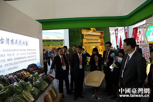 四川省臺辦主任周敏謙（左一）向臺灣農業參訪團嘉賓介紹展覽情況。